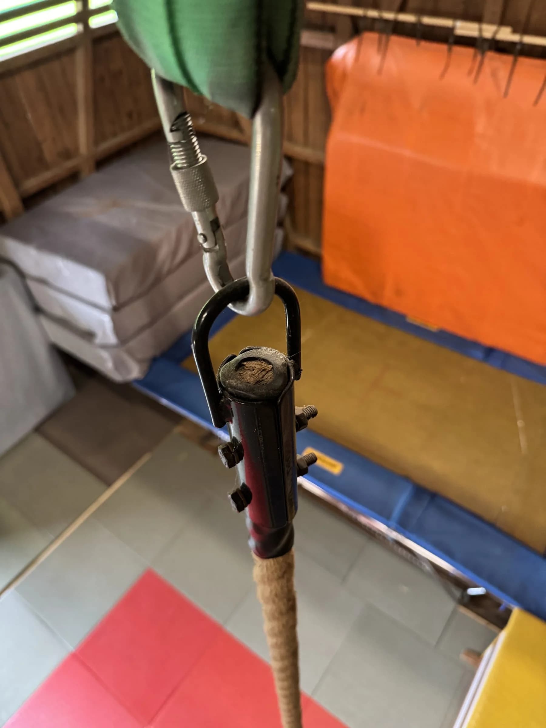 Aufhängung des Kletterseils mit Karabiner an der Deckenkonstruktion