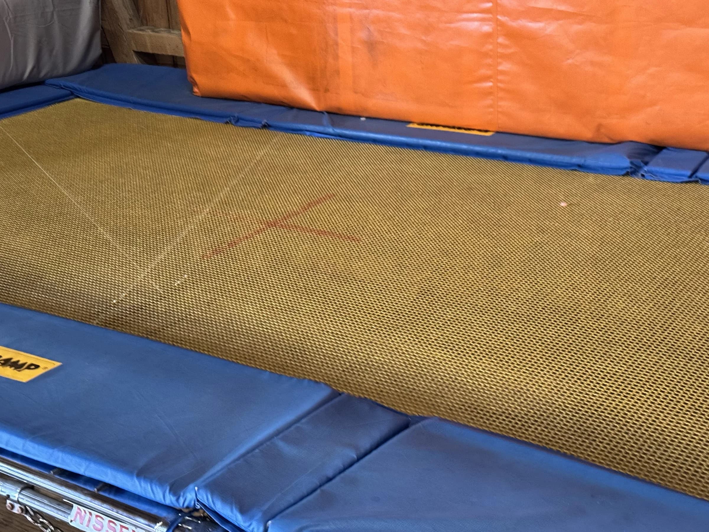 Sprungtuch des grossen Trampolins aus der Nähe